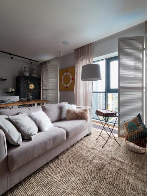 Интересный дизайн квартиры в белом цвете с яркими акцентами 01