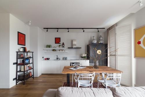 Интересный дизайн квартиры в белом цвете с яркими акцентами 06