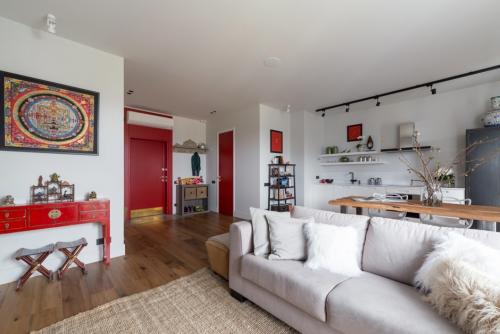 Интересный дизайн квартиры в белом цвете с яркими акцентами 02