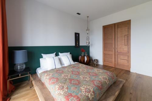 Интересный дизайн квартиры в белом цвете с яркими акцентами 09