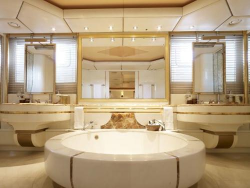 Дизайн интерьера ванной в золотом цвете 04