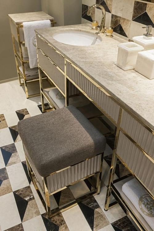 Золотой цвет в интерьере ванной комнаты 01