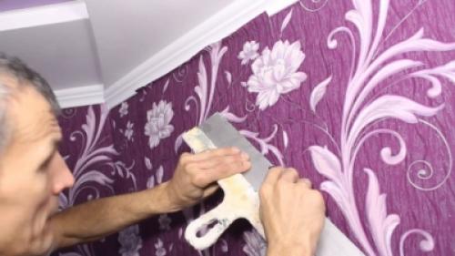 Как правильно клеить флизелиновые обои в углах. О материалах и инструментах 06