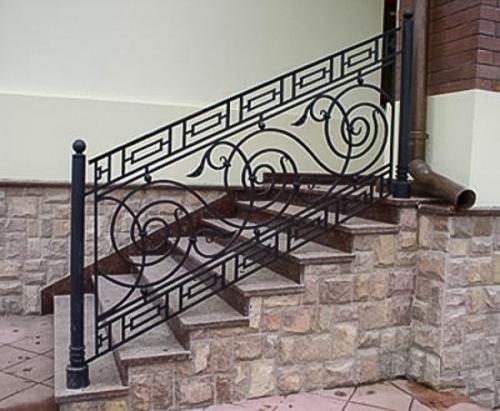 Винтовая лестница на улице. Предназначение уличных лестниц