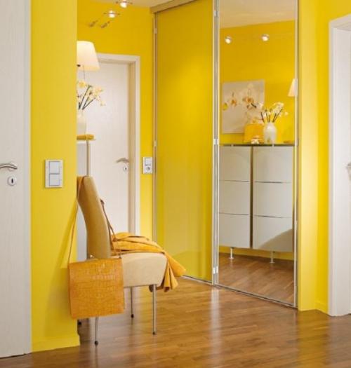 Яркие стены в прихожей 03