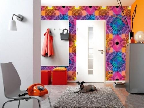 Яркие стены в прихожей 02