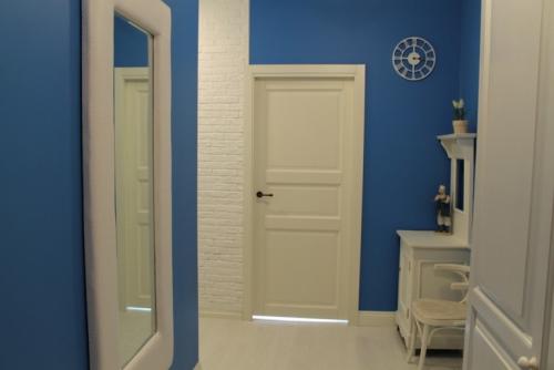 Яркие стены в прихожей 01