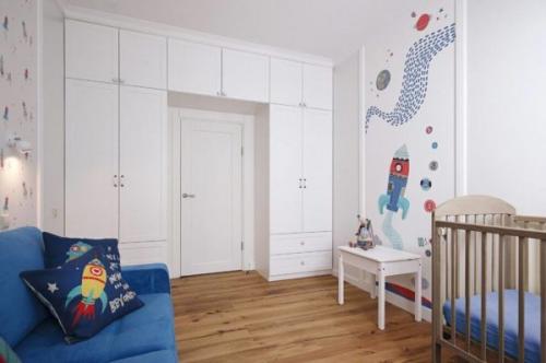 Шкаф вокруг двери в гостинной. Преимущества