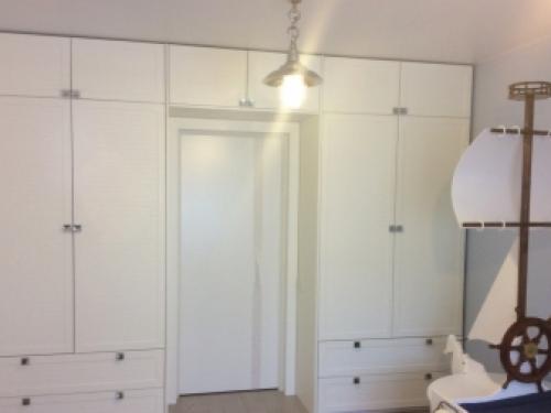 Шкаф в комнате за дверью. Как использовать место за дверью: 12 идей 13