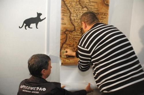 Обои шириной 80 см. Как правильно клеить обои на дверь?