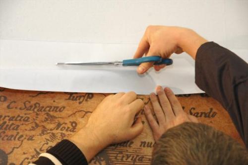 Обои шириной 80 см. Как правильно клеить обои на дверь?