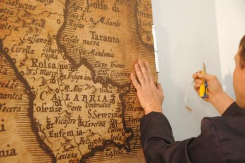 Обои шириной 80 см. Как правильно клеить обои на дверь?