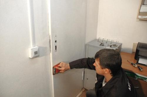 Обои шириной 80 см. Как правильно клеить обои на дверь?