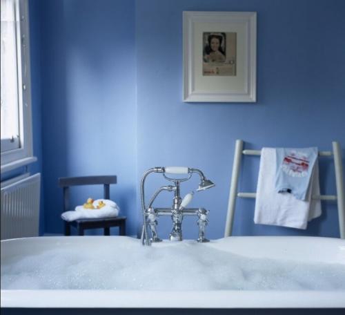 Стены в ванной под покраску с переходом на плитку. Характеристики влагостойких красок