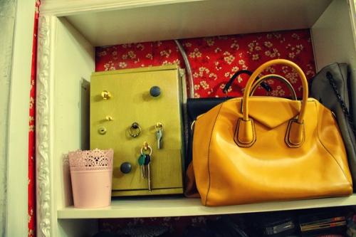 Как задекорировать электрический щиток. Как нельзя закрывать электрощиток в квартире