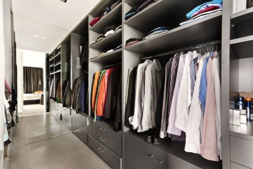 Как экономить место в шкафу. Подборка способов экономии места в шкафу