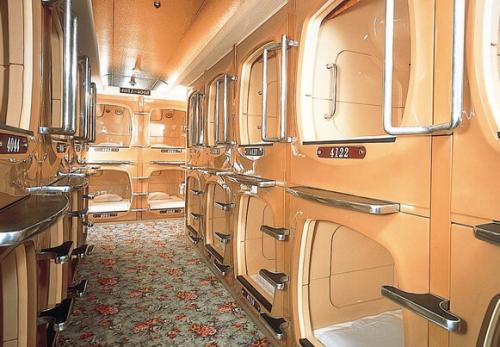 Интерьер маленького гостиничного номера. №1. Capsule Inn Osaka и Отель «9 h». Япония.