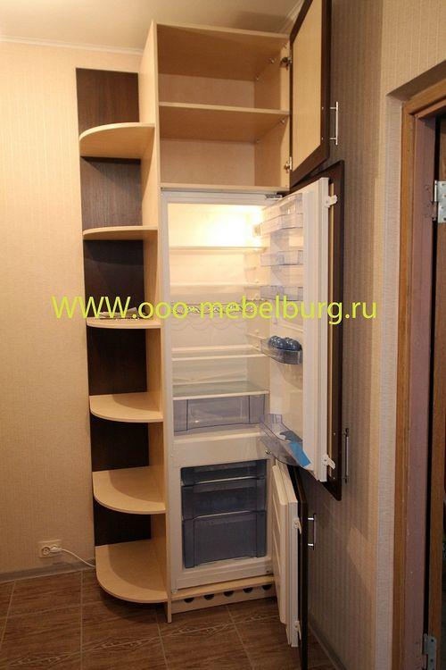 Шкаф со встроенным холодильником в коридоре