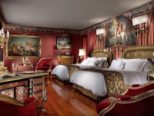 Интерьер номера в отеле. Местный колорит 01