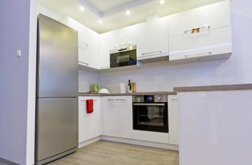 Холодильник в жилой комнате. Куда поставить холодильник?