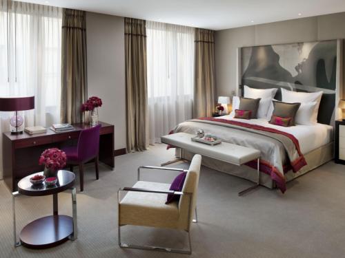 Интерьер номера в отеле. Местный колорит 02