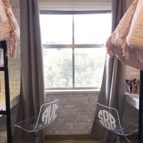 Интерьер маленькой комнаты в общежитии. Две студентки превратили комнату в общежитии в невероятно уютную спальню