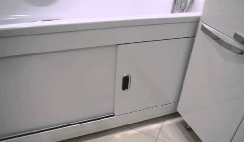 Экран на ванную сверху. Что удобнее в ванной: стеклянная дверца или занавеска? 09