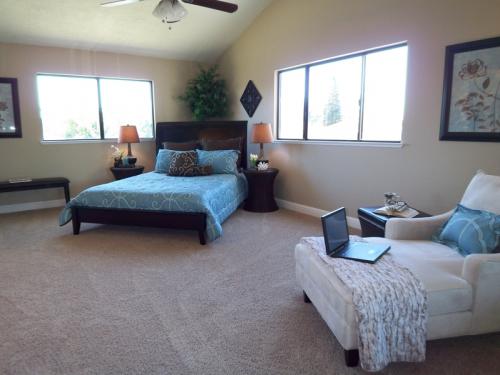 Расстояние от стены до кровати 40 см. Планировка спальни. Расстановка мебели в спальне