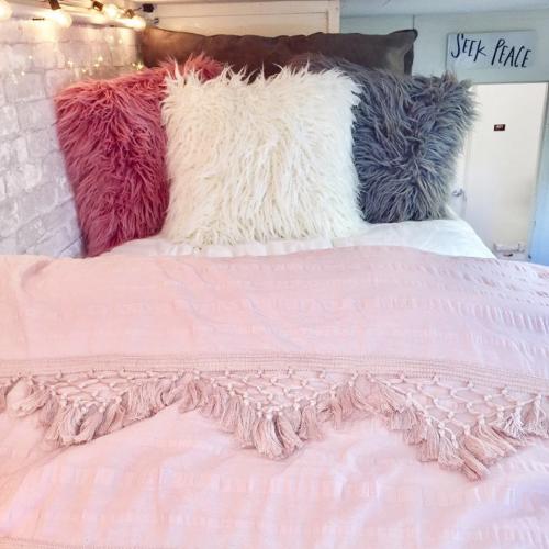 Интерьер маленькой комнаты в общежитии. Две студентки превратили комнату в общежитии в невероятно уютную спальню