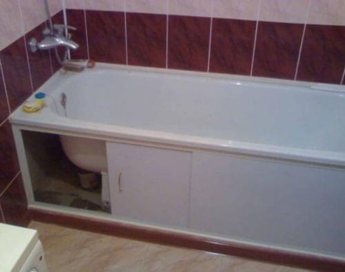 Экран на ванную сверху. Что удобнее в ванной: стеклянная дверца или занавеска? 10