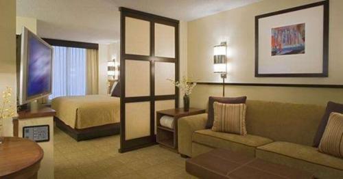 Как разделить комнату на две зоны спальню и гостиную. Виды перегородок