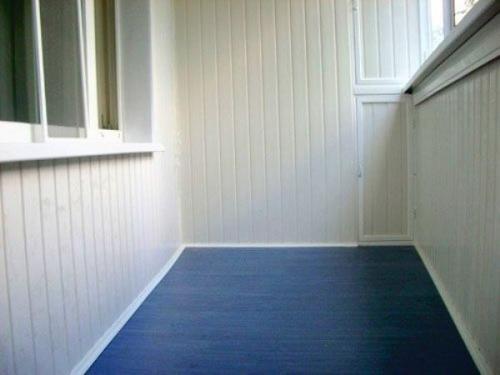 Как положить вагонку на стену. В последнее время все чаще используют технологию по укладке вагонки в вертикальном положении, а для этого потребуется выполнить следующие действия: 02