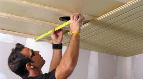 Как положить вагонку на стену. В последнее время все чаще используют технологию по укладке вагонки в вертикальном положении, а для этого потребуется выполнить следующие действия: 07