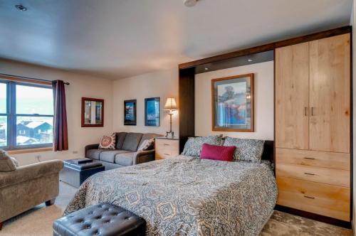 Спальное место в маленькой комнате. Варианты мягкой мебели для маленькой спальни: дизайн, фото