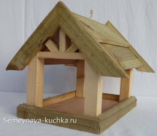 Необычная кормушка для птиц. 4 опорных столба.