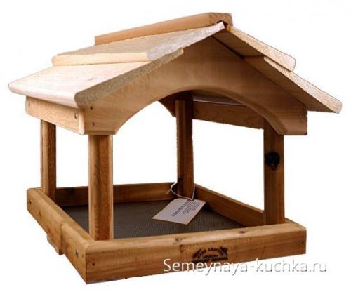 Необычная кормушка для птиц. 4 опорных столба.