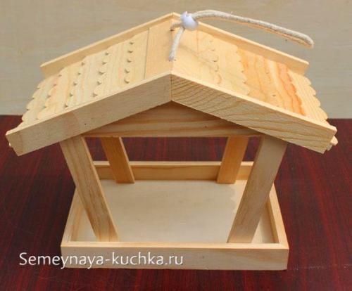 Необычная кормушка для птиц. 4 опорных столба.