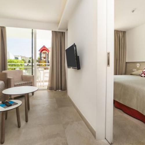 Комната на троих взрослых. Из одной комнаты – две