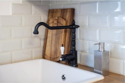 Маленькие мойки для кухни. Ша.  Сравните: нержавейку, керамику и искусственный камень