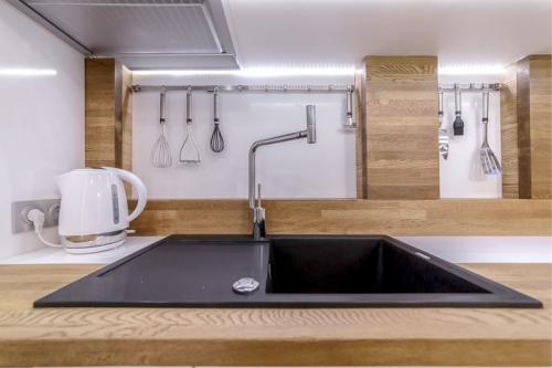 Маленькие мойки для кухни. Ша.  Сравните: нержавейку, керамику и искусственный камень