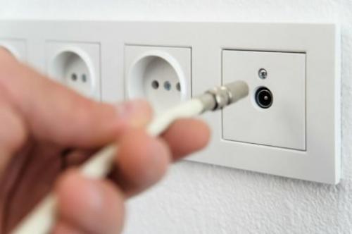 Как спрятать розетку на стене. Прямо в стену