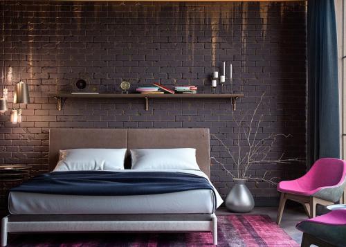 Кирпичная стена в квартире. Отделка стен кирпичом в спальне