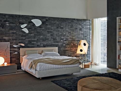 Кирпичная стена в квартире. Отделка стен кирпичом в спальне