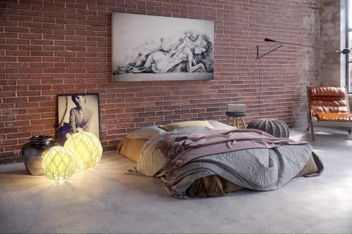 Кирпичная стена в квартире. Отделка стен кирпичом в спальне