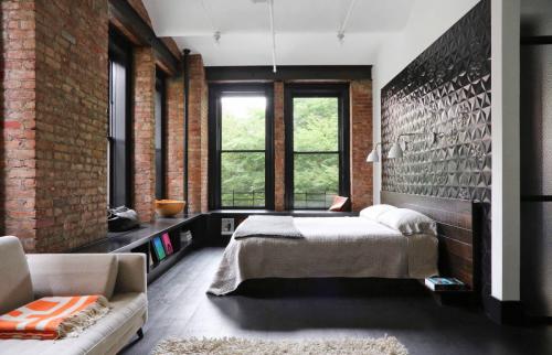 Кирпичная стена в квартире. Отделка стен кирпичом в спальне