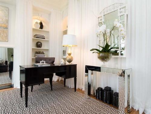 Как скрыть кривые углы. Как скрыть неровность стен