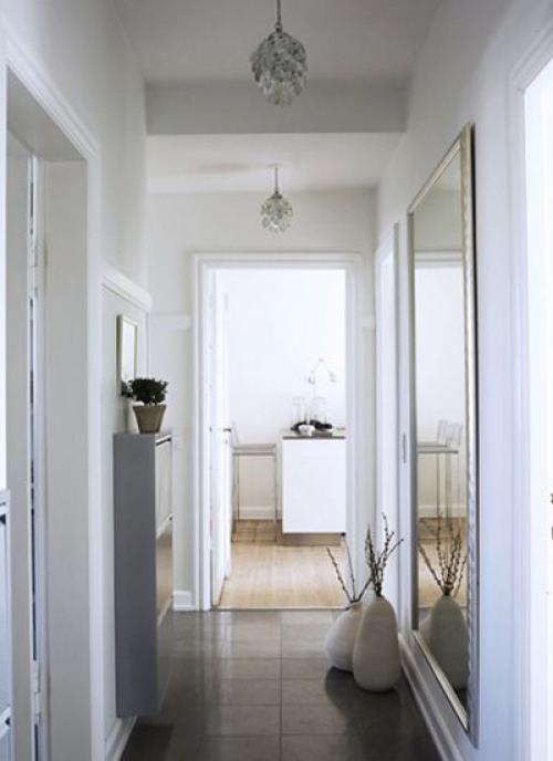 Как оформить пустую стену. Чем украсить стены комнаты – картины и полки 13