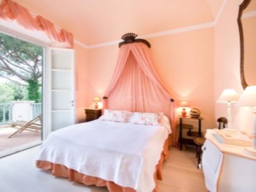 Как оформить пустую стену. Чем украсить стены комнаты – картины и полки 23