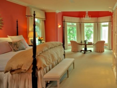 Как оформить пустую стену. Чем украсить стены комнаты – картины и полки 24