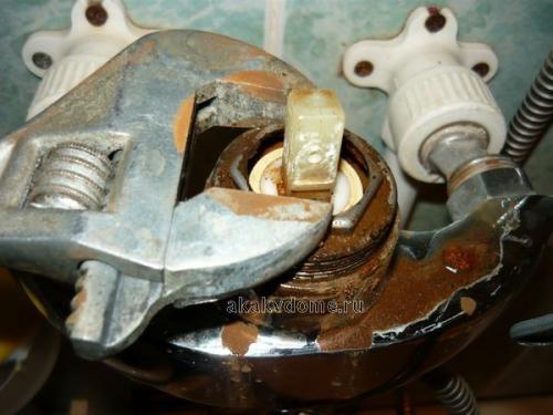 Протекает картридж смесителя. Течёт кран — замените картридж смесителя.